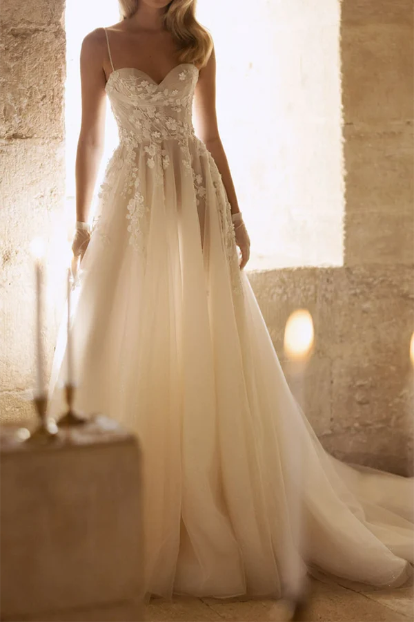 Abito da sposa in stile country con scollo a cuore e scollo a V abbinato a un abito da sposa con coda di cavallo